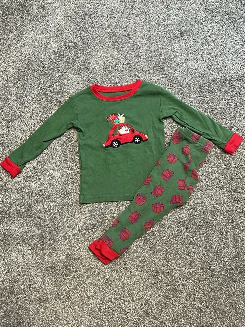 Leveret Kids Green and Red Holiday Pajama Set with Festive Car Motif